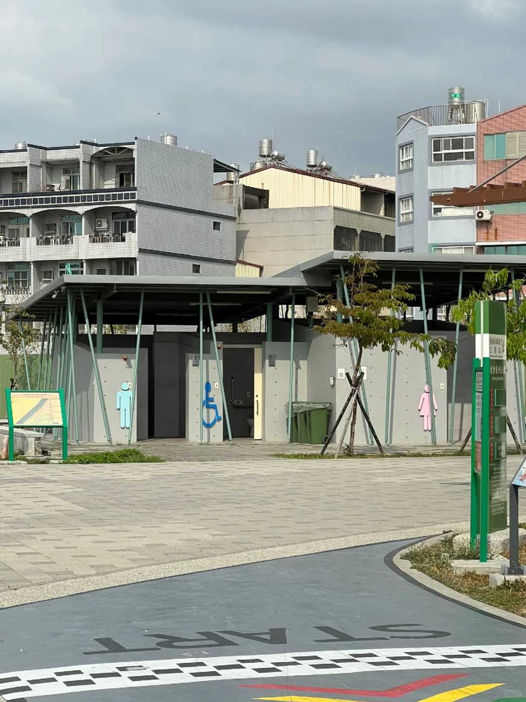Taiwan-Tainan Healthy Oasis Park has interesting amusement facilities, including three slides, which are fun and exciting.