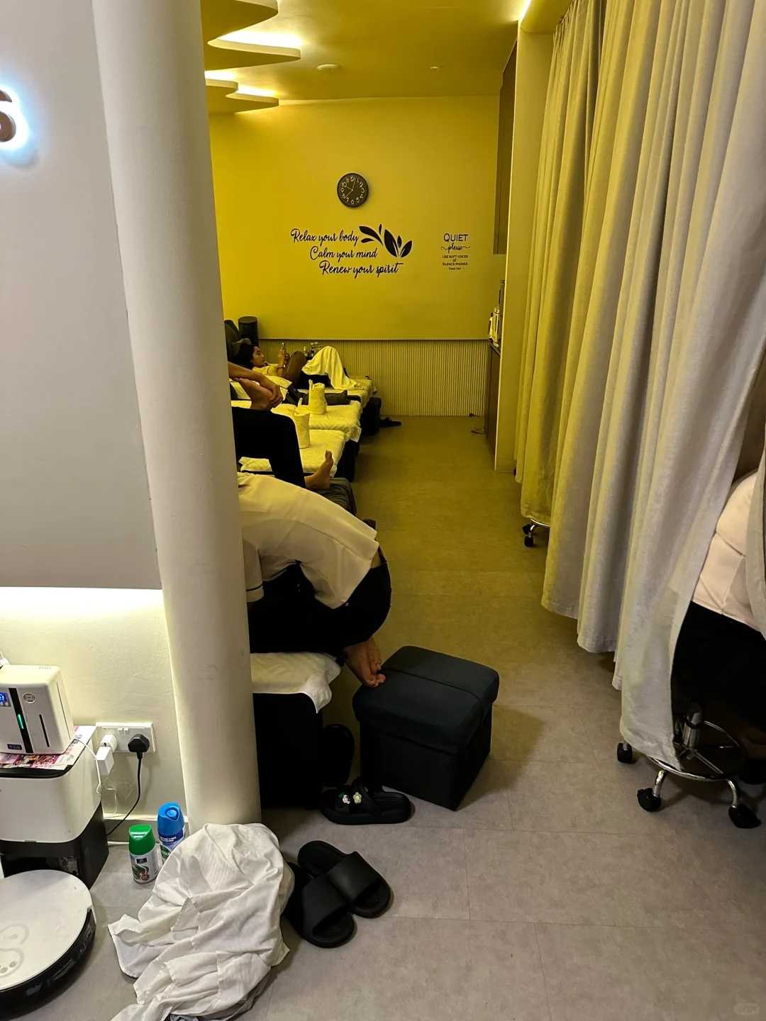 Singapore-Healthing Oasis, Treasured massage shop, offers a body massage at 10pm to relieve cervical pain