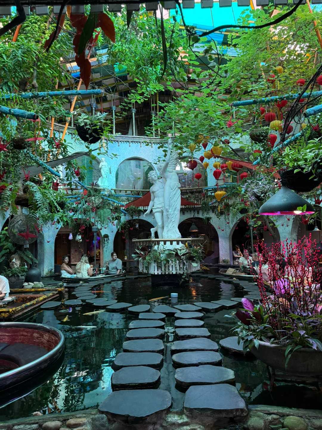 Ho Chi Minh-Oasis Cafe in Ho Chi Minh is a floating cafe with European and American customers. It is quiet and the coffee tastes good.
