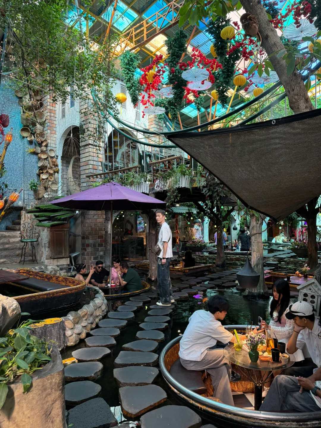 Ho Chi Minh-Oasis Cafe in Ho Chi Minh is a floating cafe with European and American customers. It is quiet and the coffee tastes good.
