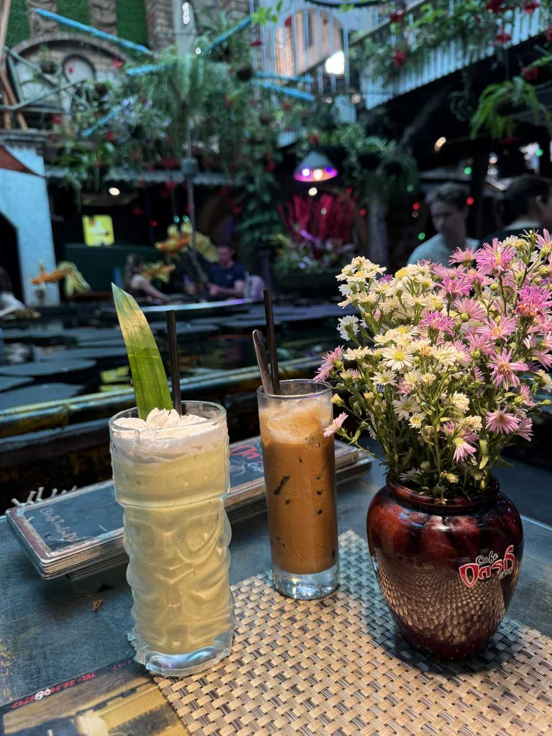 Ho Chi Minh-Oasis Cafe in Ho Chi Minh is a floating cafe with European and American customers. It is quiet and the coffee tastes good.