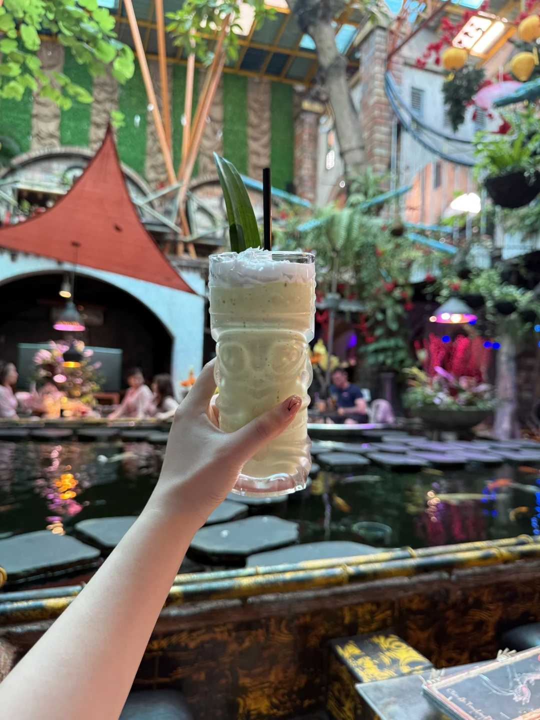 Ho Chi Minh-Oasis Cafe in Ho Chi Minh is a floating cafe with European and American customers. It is quiet and the coffee tastes good.