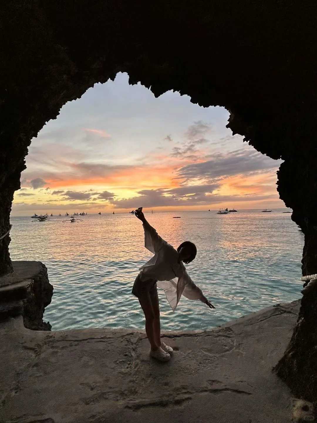 Boracay-Boracay Diniwid Beach Cliff Cave, different light in the morning and evening, feel different beauty
