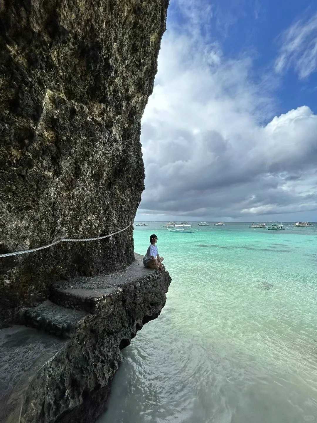Boracay-Boracay Diniwid Beach Cliff Cave, different light in the morning and evening, feel different beauty
