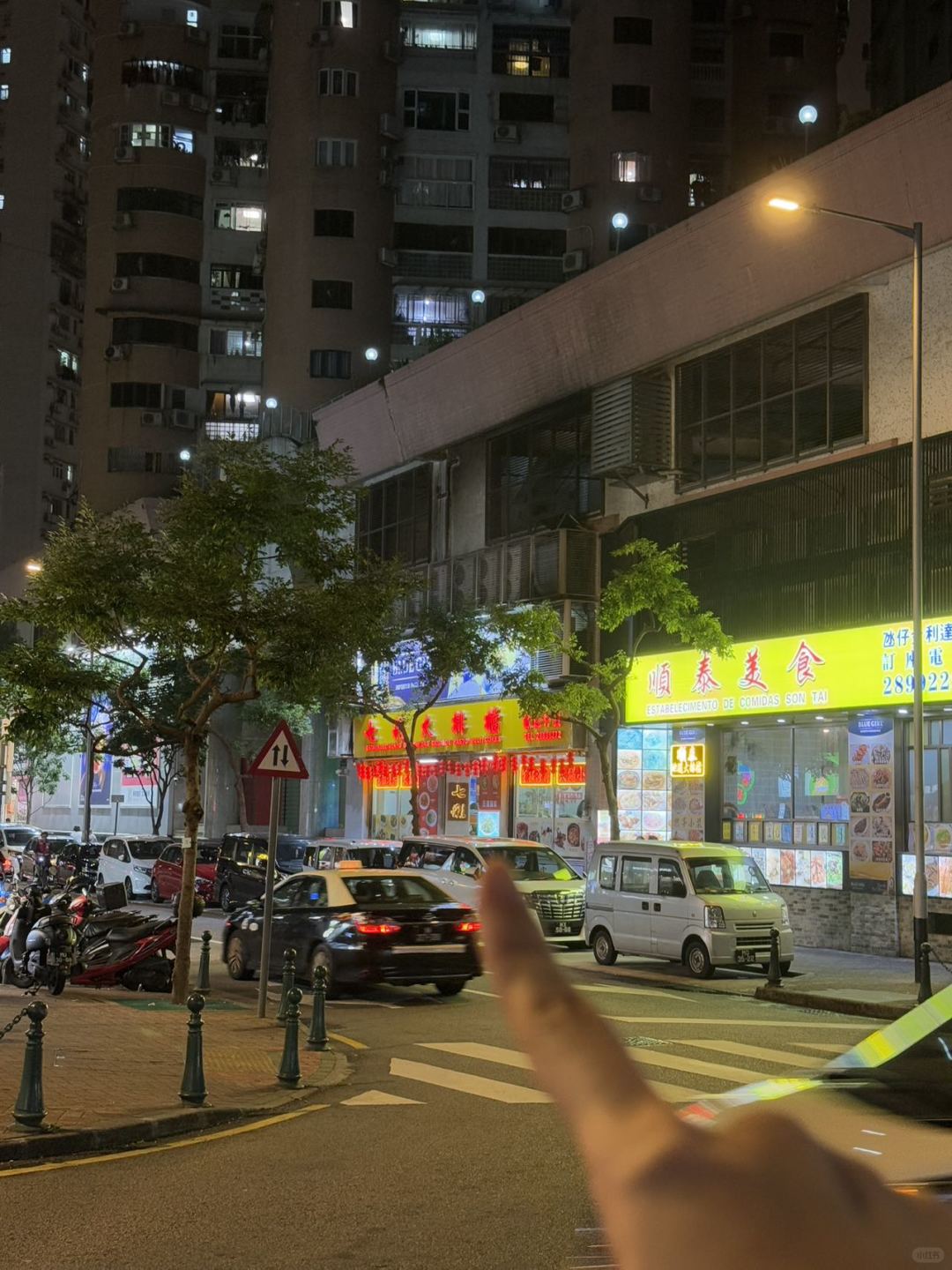 Macao-Colorful food stalls in Taipa, Macau, taste the local stir-fried food in Macau