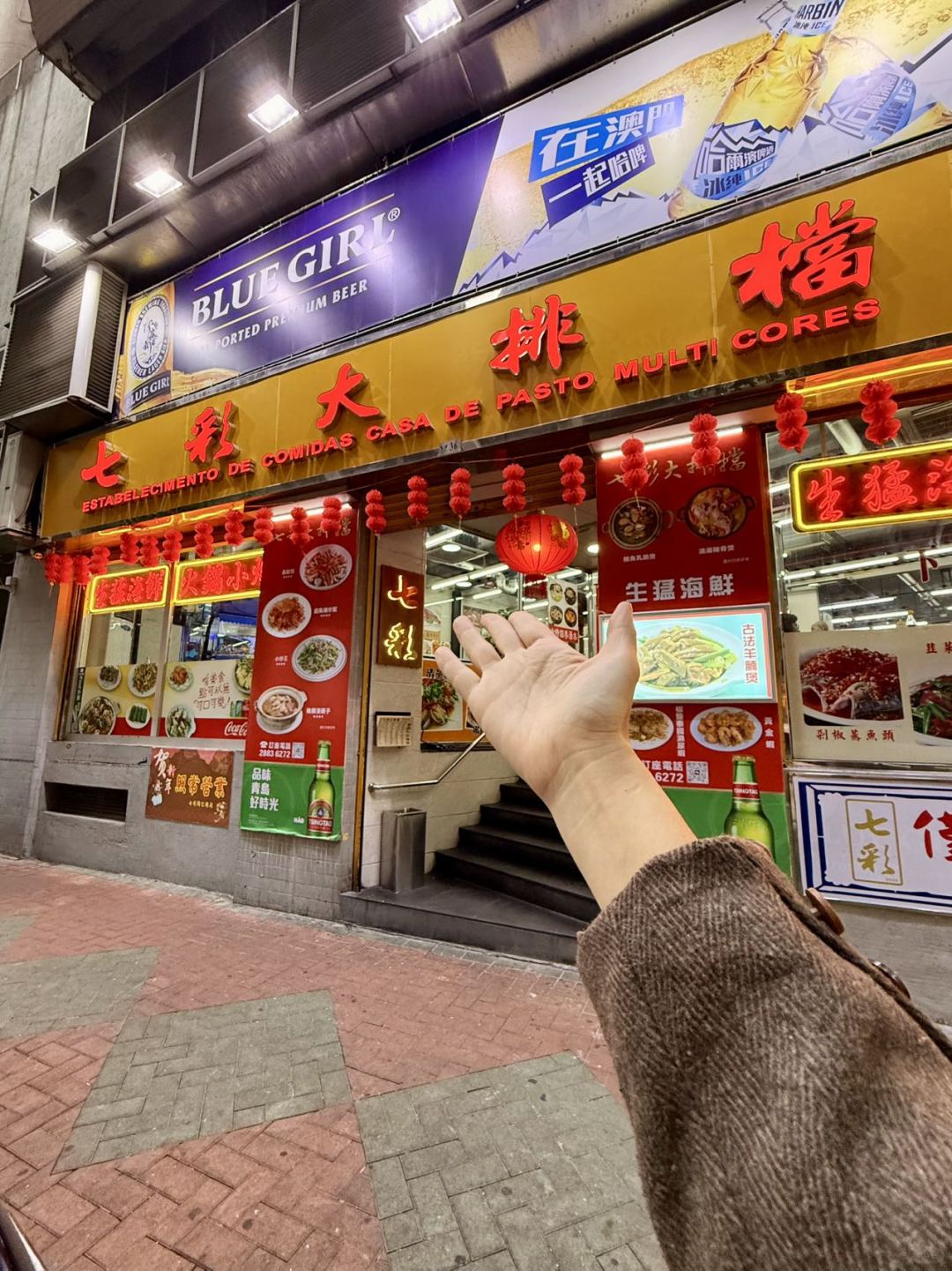 Macao-Colorful food stalls in Taipa, Macau, taste the local stir-fried food in Macau