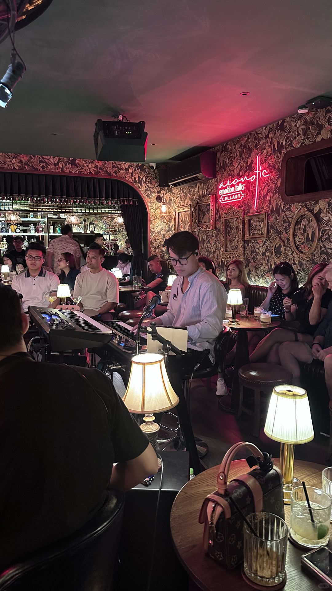 Ho Chi Minh-Acoustic Emotion Talks Bar, the singing, lighting and atmosphere directly captured my heart