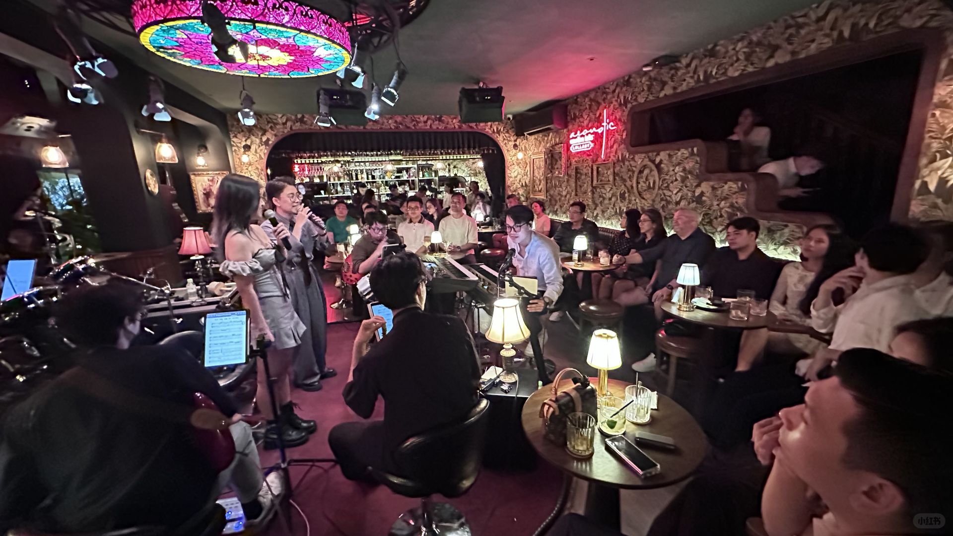 Ho Chi Minh-Acoustic Emotion Talks Bar, the singing, lighting and atmosphere directly captured my heart