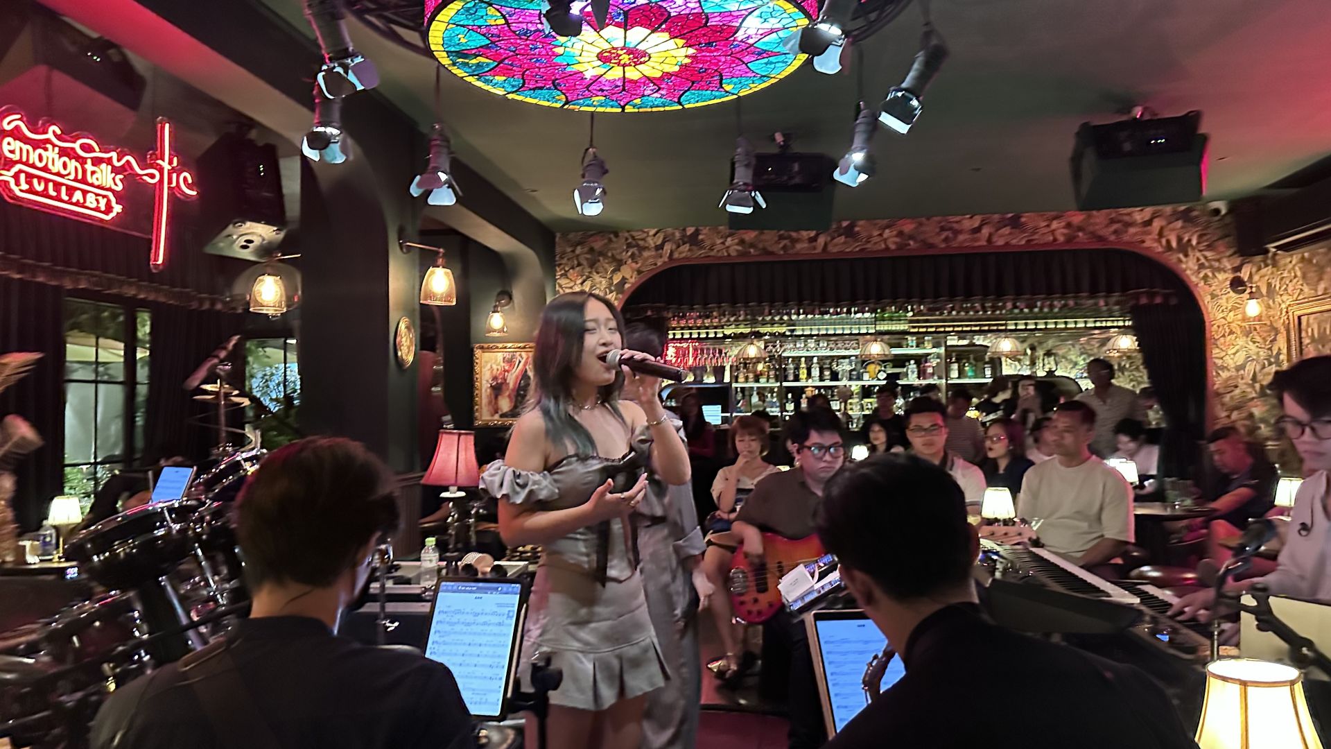 Ho Chi Minh-Acoustic Emotion Talks Bar, the singing, lighting and atmosphere directly captured my heart