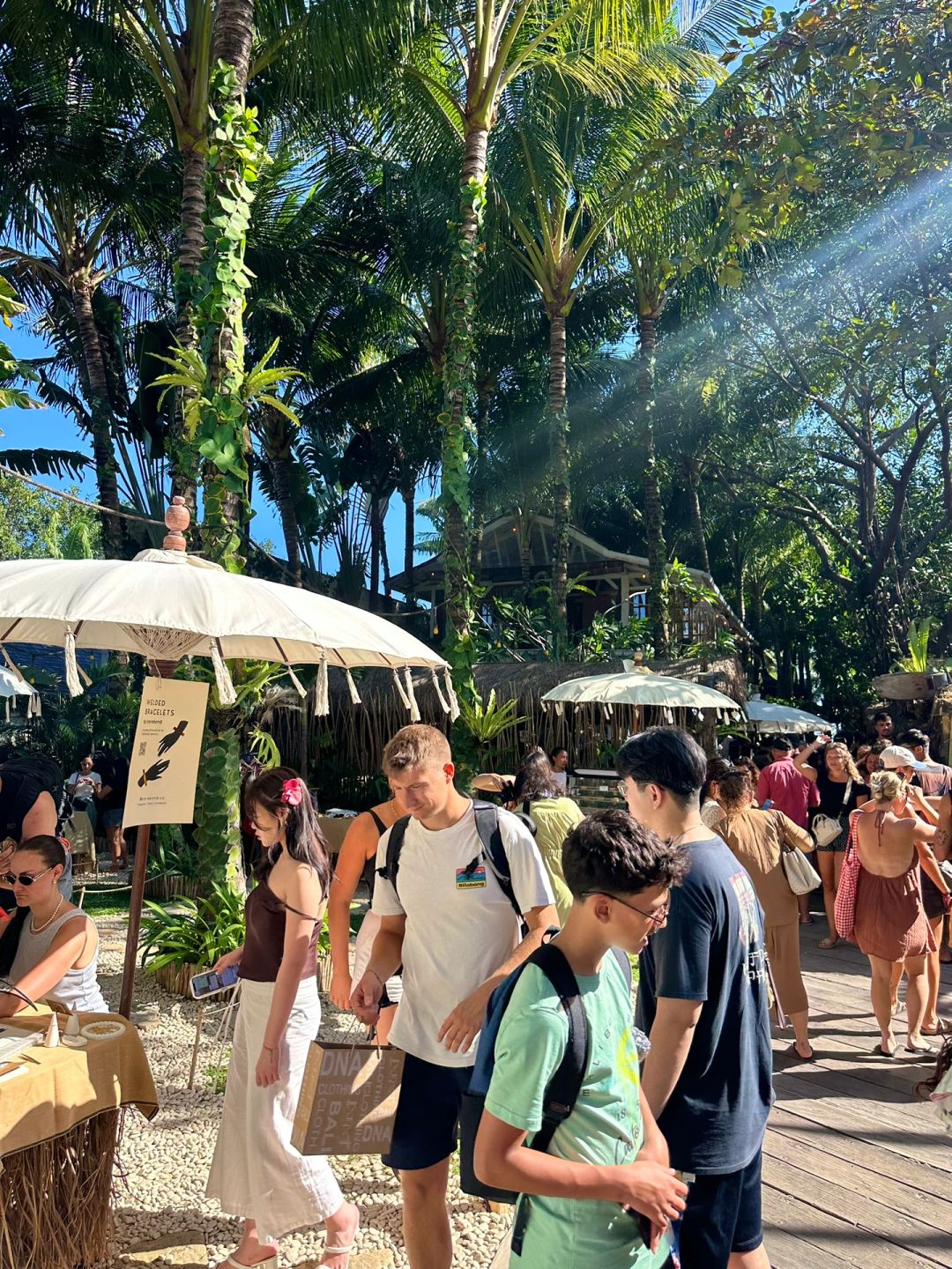 Bali-Bali La brisa Sunday Market, buy a variety of skirts, bikinis, handicrafts, aromatherapy and accessories