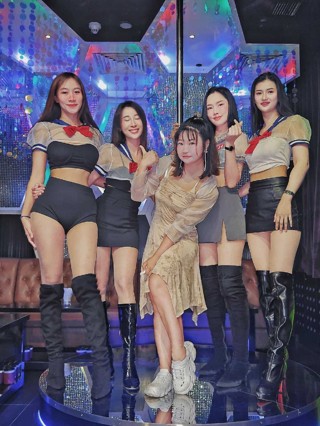 Macao-Macau Crystal Box Bar, adult nightlife starts with the morning whiskey dance floor bar