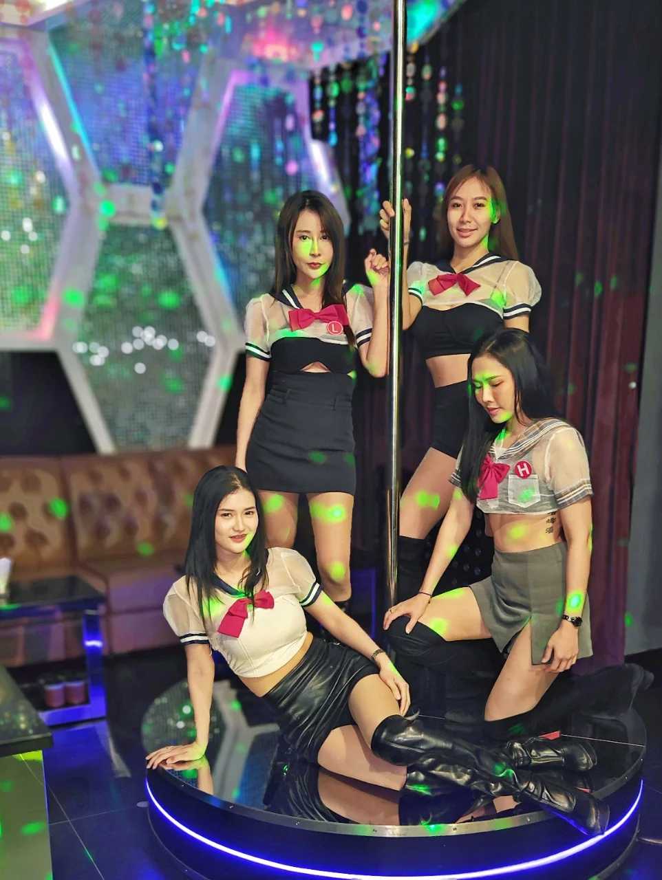 Macao-Macau Crystal Box Bar, adult nightlife starts with the morning whiskey dance floor bar