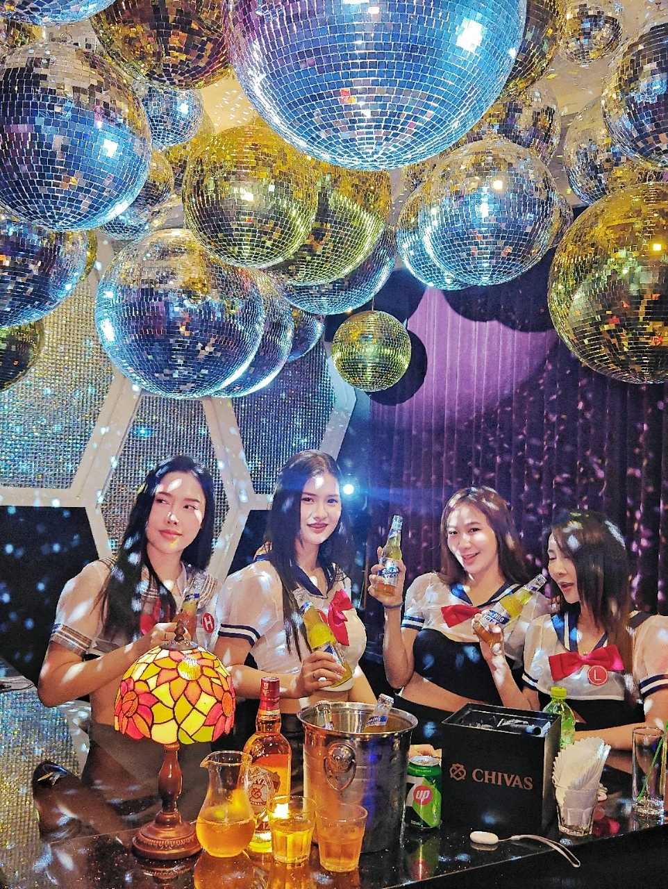 Macao-Macau Crystal Box Bar, adult nightlife starts with the morning whiskey dance floor bar