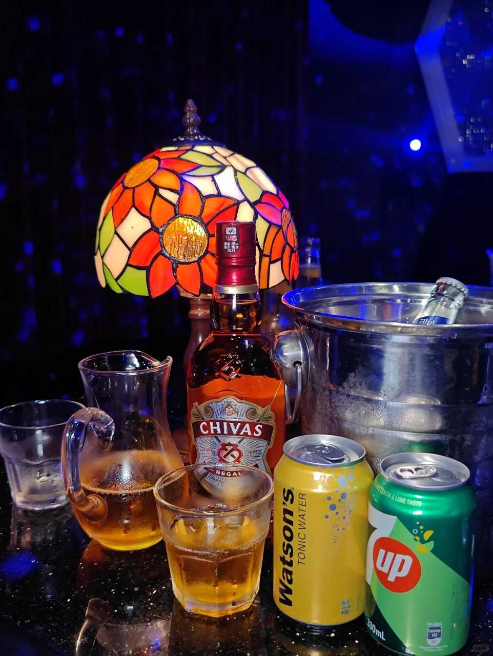 Macao-Macau Crystal Box Bar, adult nightlife starts with the morning whiskey dance floor bar