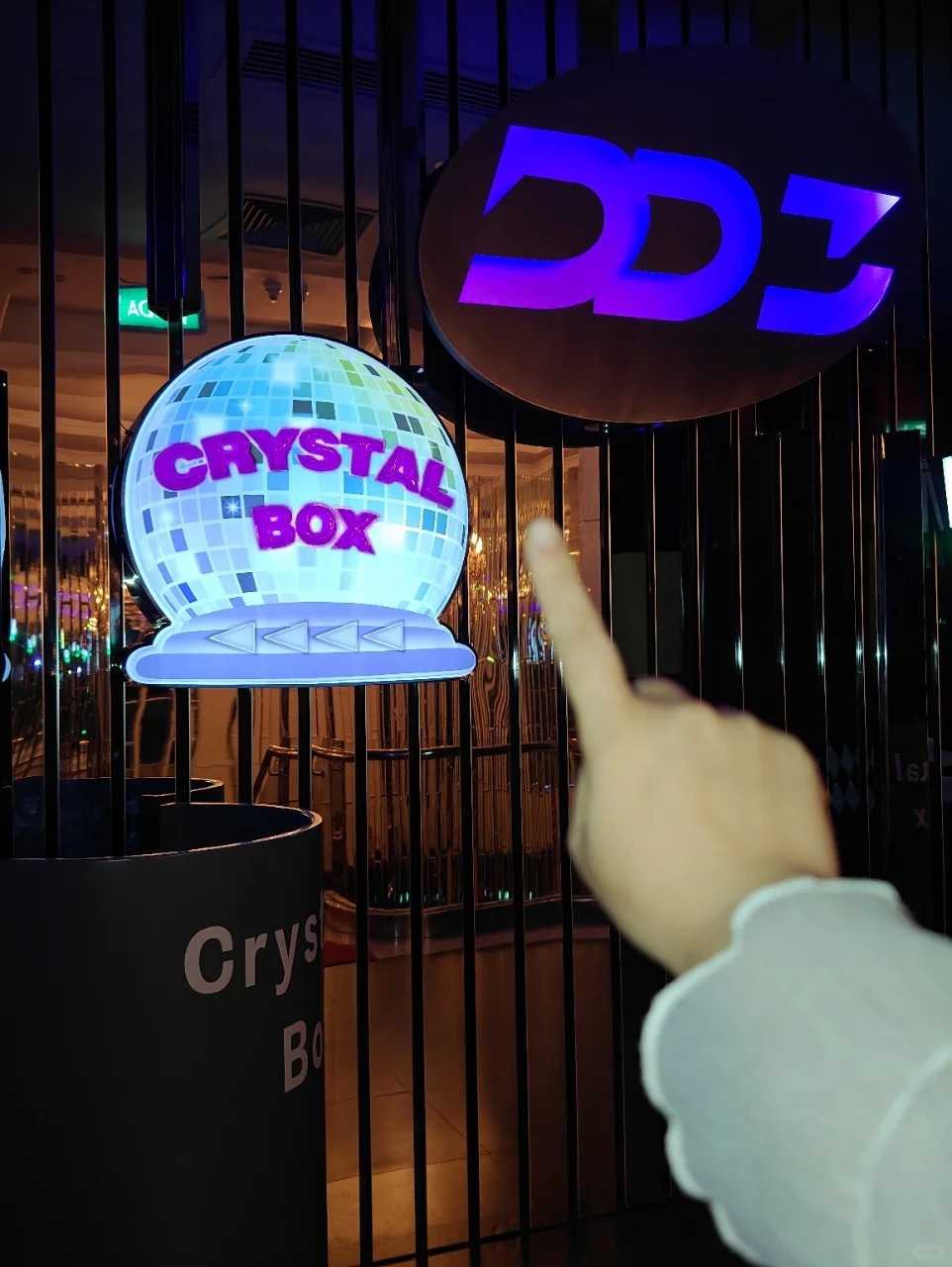 Macao-Macau Crystal Box Bar, adult nightlife starts with the morning whiskey dance floor bar