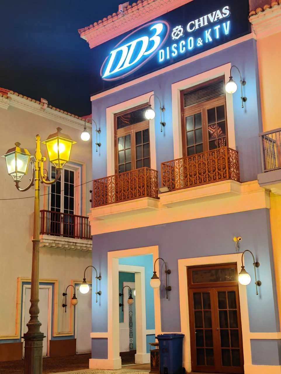Macao-Macau Crystal Box Bar, adult nightlife starts with the morning whiskey dance floor bar