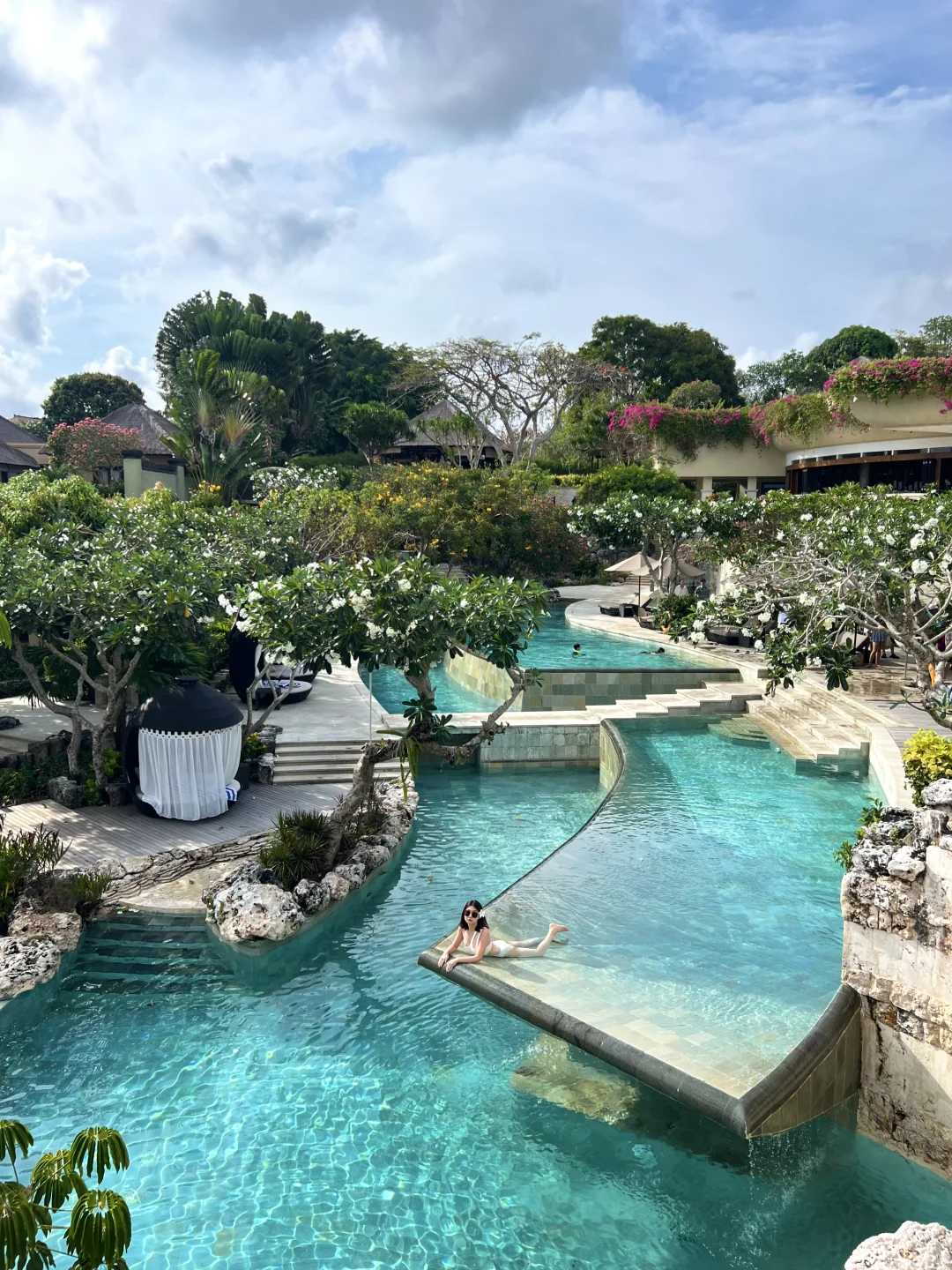 Bali-Ayana Hotel Bali is a happy stop on my trip. Watching the sunset at Kubu Beach is very cool.