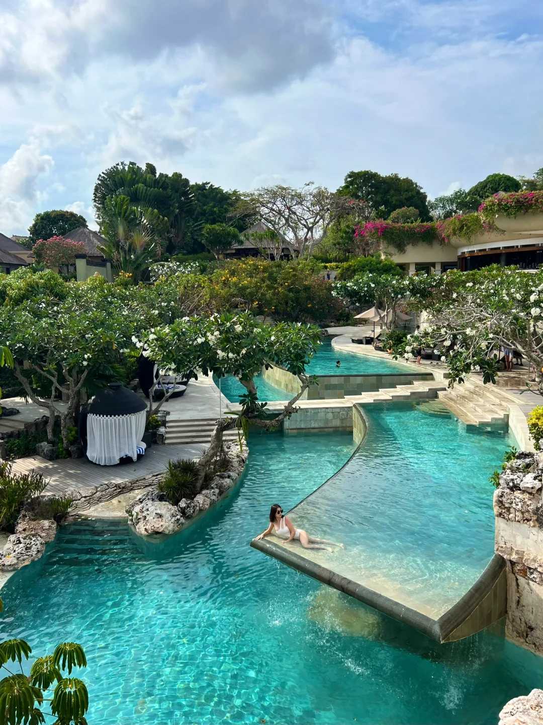 Bali-Ayana Hotel Bali is a happy stop on my trip. Watching the sunset at Kubu Beach is very cool.
