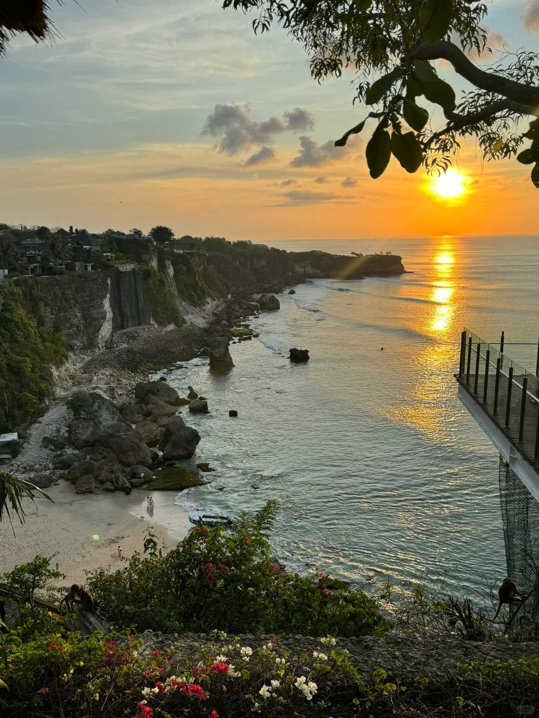 Bali-Ayana Hotel Bali is a happy stop on my trip. Watching the sunset at Kubu Beach is very cool.
