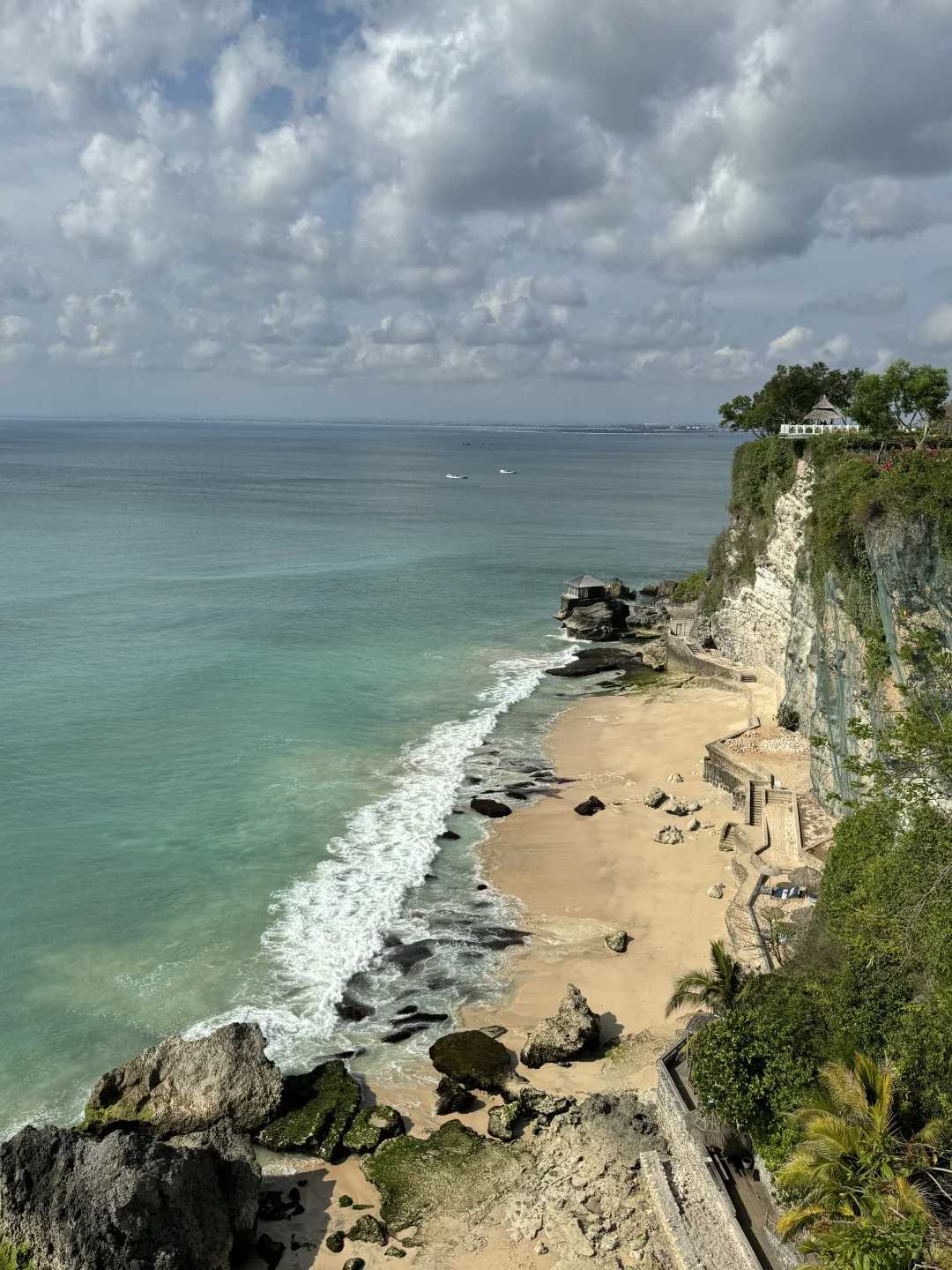 Bali-Ayana Hotel Bali is a happy stop on my trip. Watching the sunset at Kubu Beach is very cool.