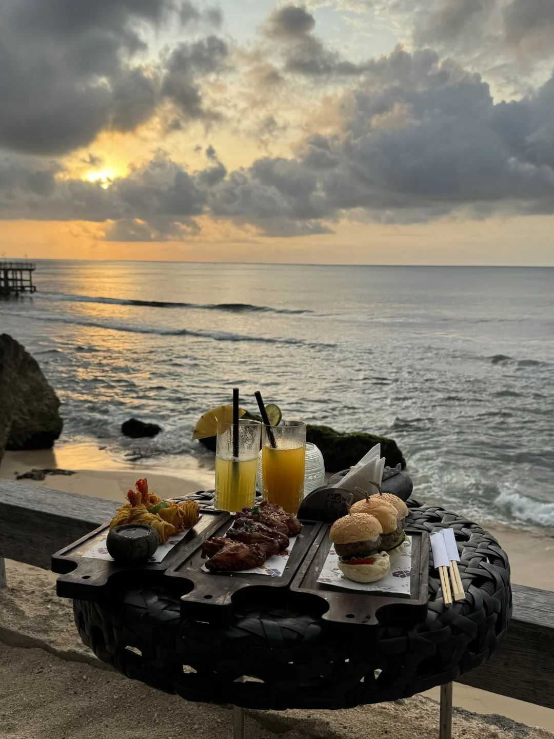 Bali-Ayana Hotel Bali is a happy stop on my trip. Watching the sunset at Kubu Beach is very cool.