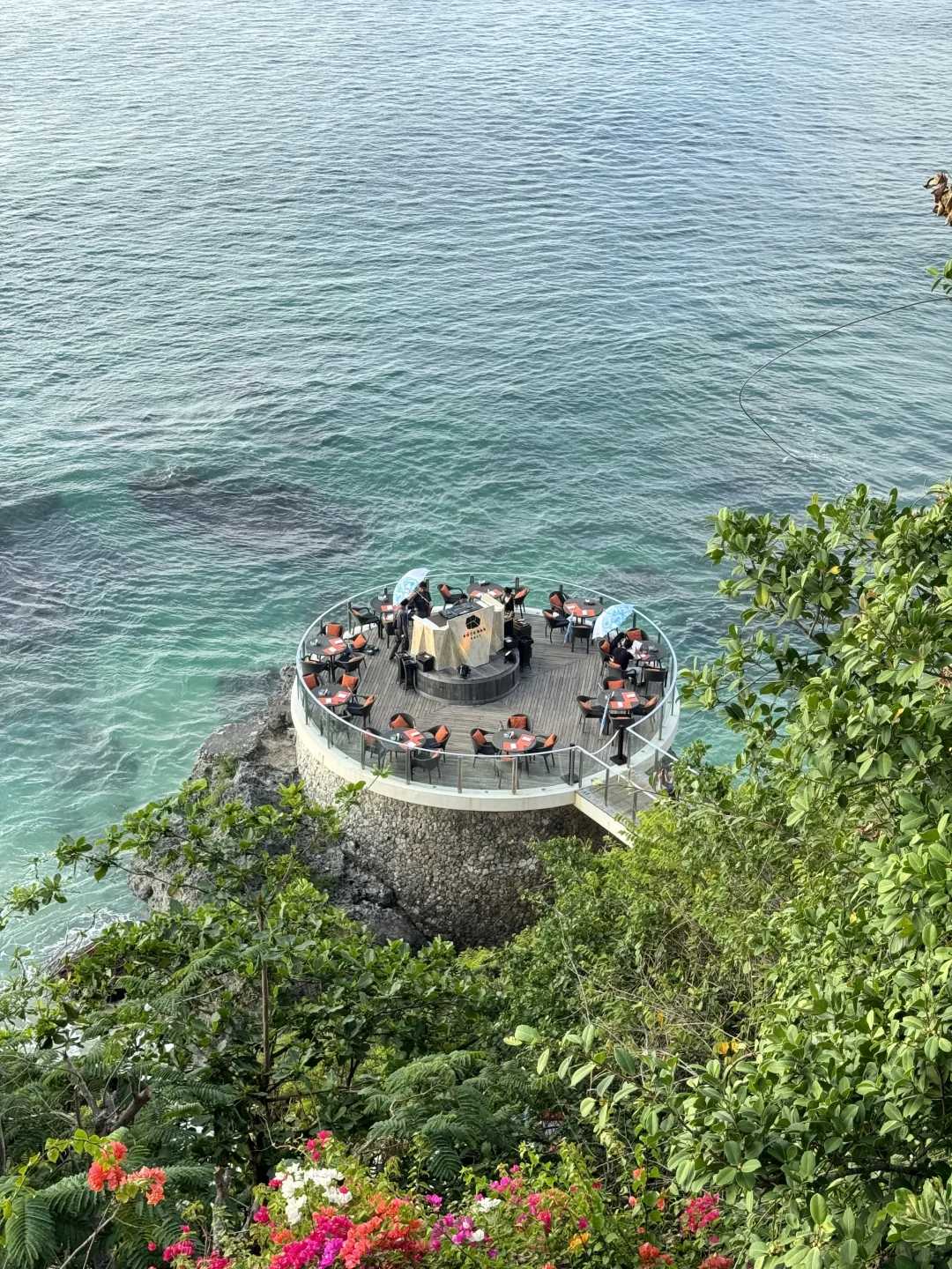 Bali-Ayana Hotel Bali is a happy stop on my trip. Watching the sunset at Kubu Beach is very cool.