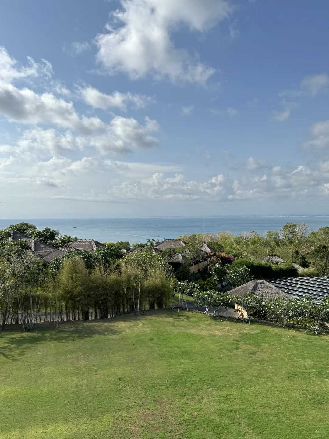 Bali-Ayana Hotel Bali is a happy stop on my trip. Watching the sunset at Kubu Beach is very cool.