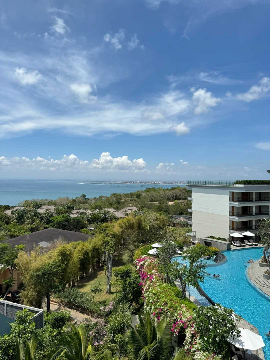 Bali-Ayana Hotel Bali is a happy stop on my trip. Watching the sunset at Kubu Beach is very cool.