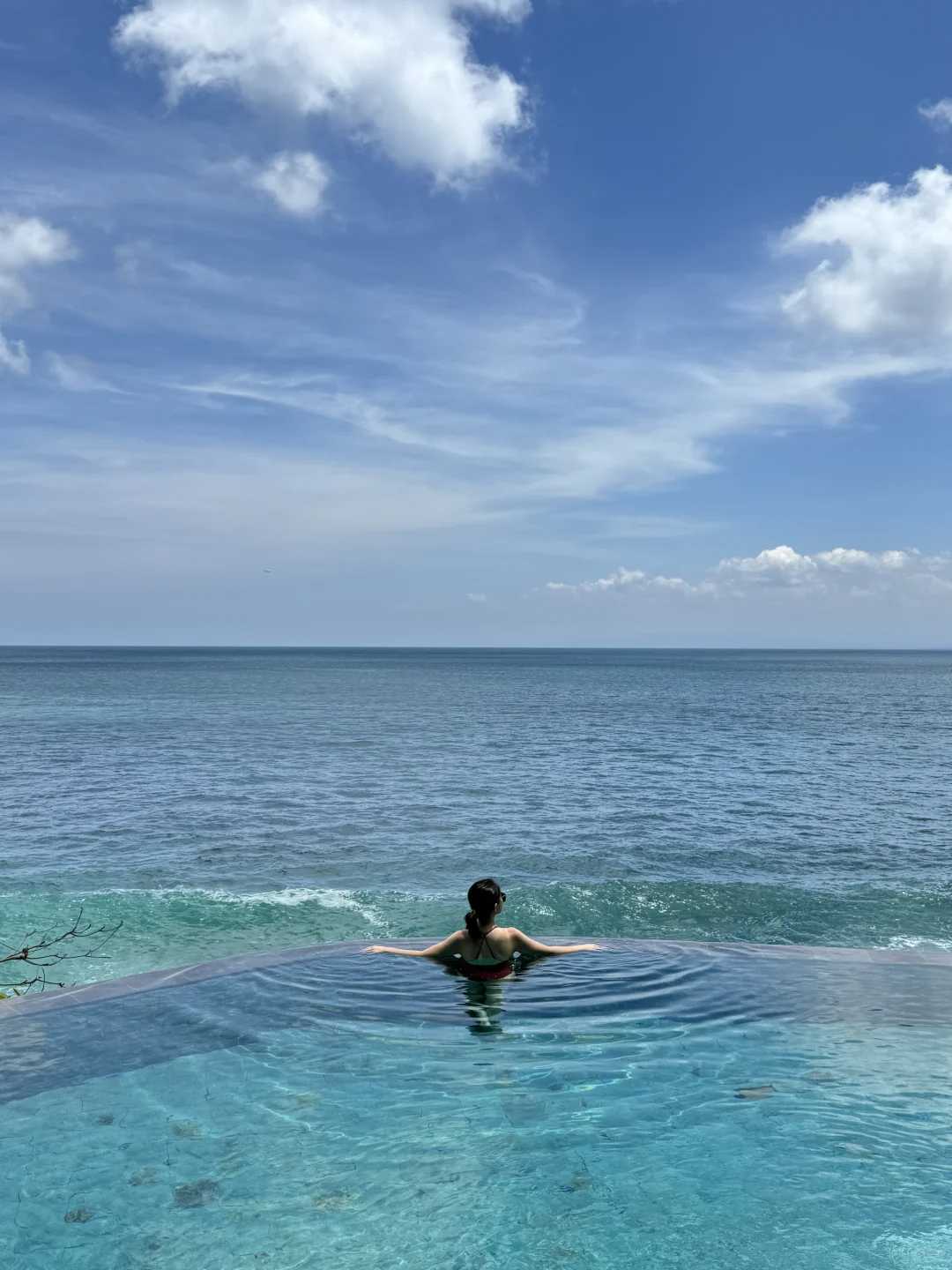 Bali-Ayana Hotel Bali is a happy stop on my trip. Watching the sunset at Kubu Beach is very cool.