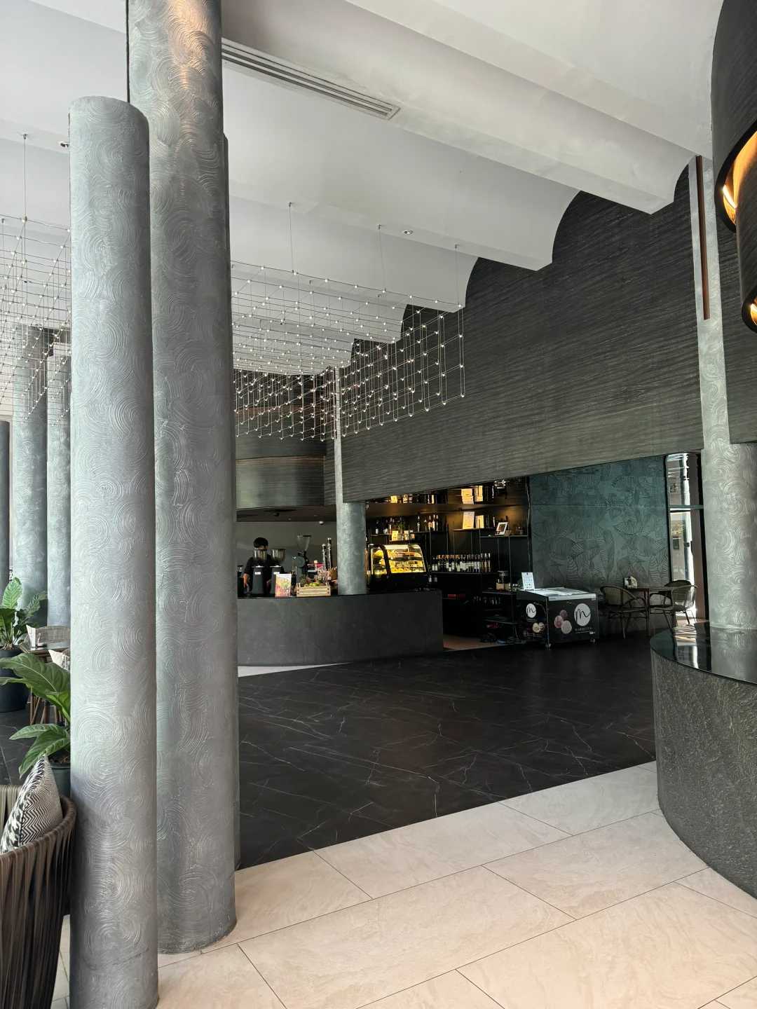 Bangkok-At Cascade Hotel Bangkok, the waiter will take your luggage and deliver it to your room from the moment you get off the car.