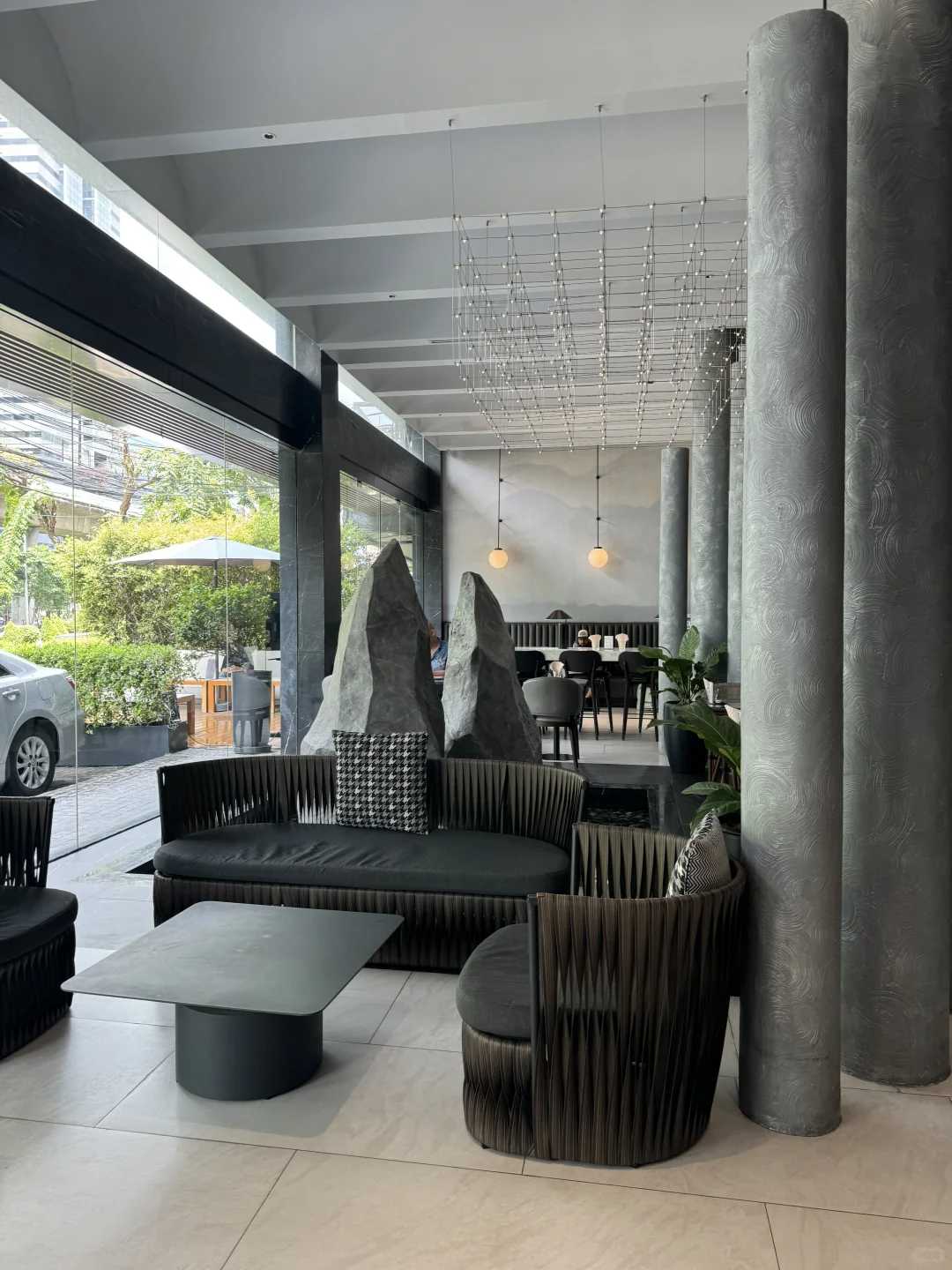 Bangkok-At Cascade Hotel Bangkok, the waiter will take your luggage and deliver it to your room from the moment you get off the car.