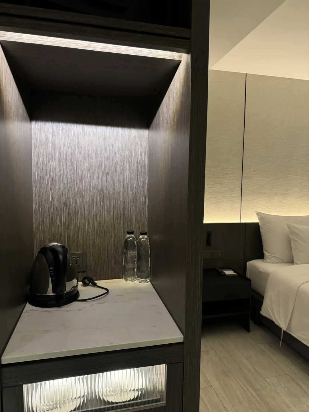 Bangkok-At Cascade Hotel Bangkok, the waiter will take your luggage and deliver it to your room from the moment you get off the car.