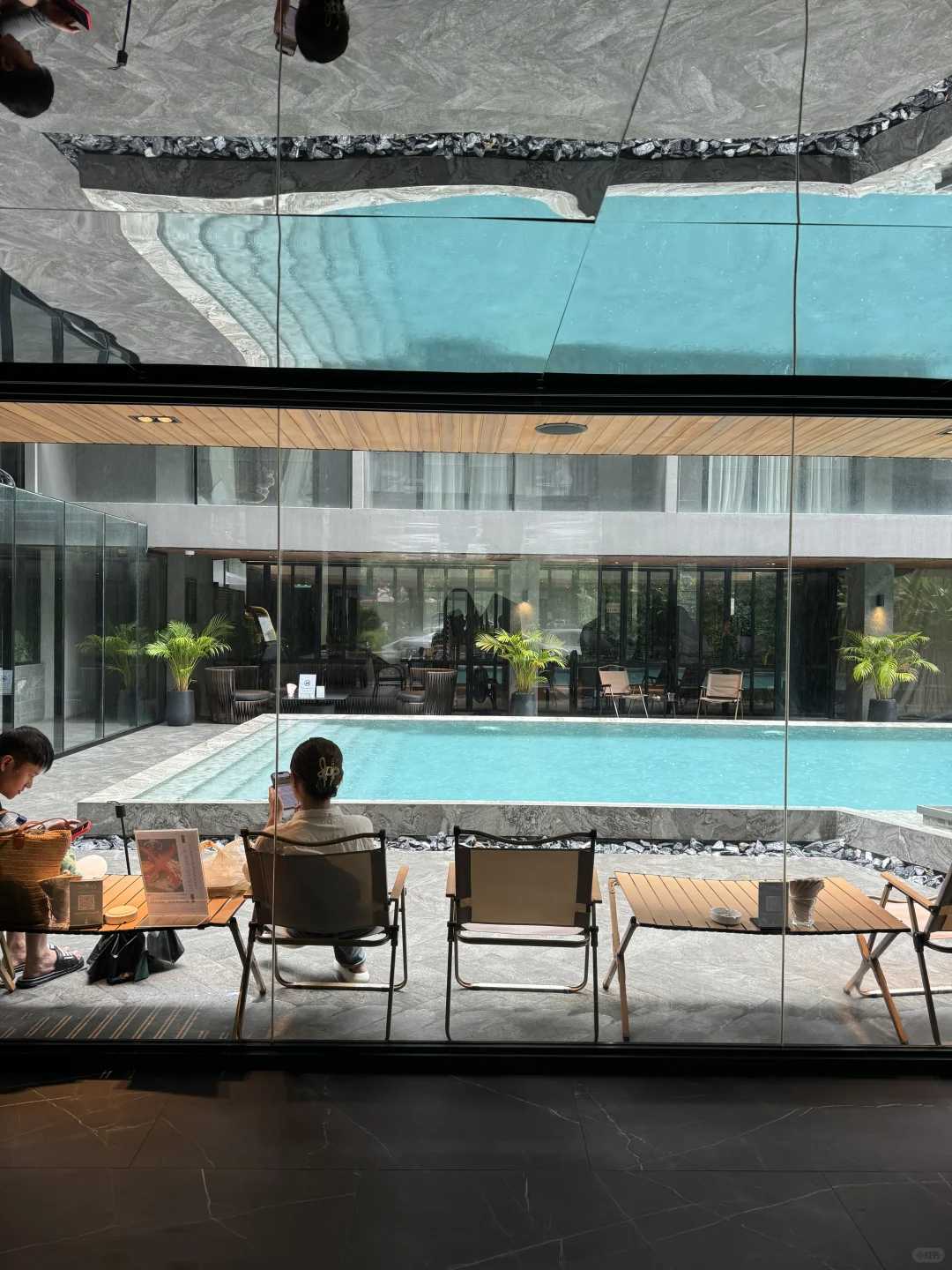 Bangkok-At Cascade Hotel Bangkok, the waiter will take your luggage and deliver it to your room from the moment you get off the car.
