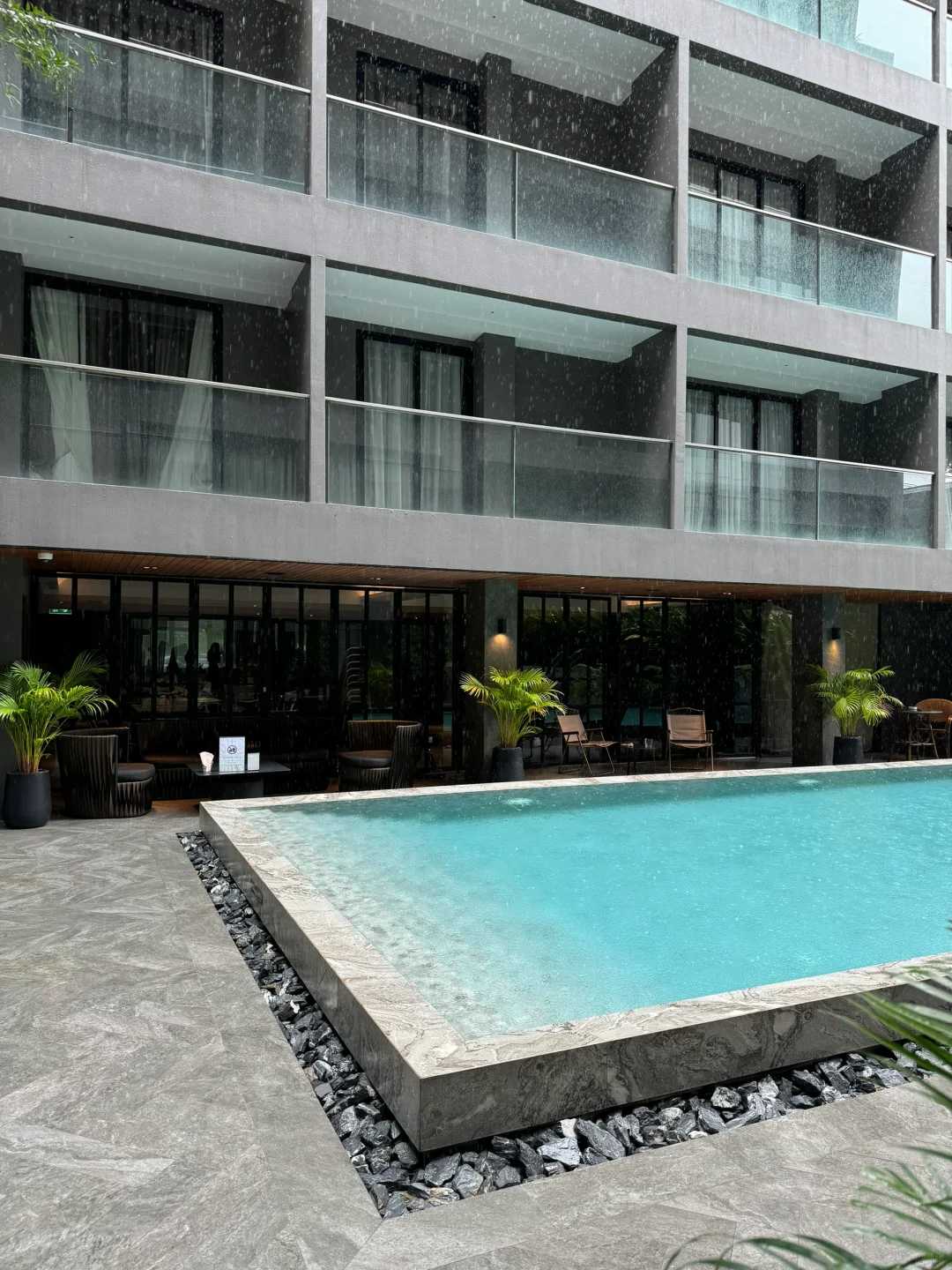 Bangkok-At Cascade Hotel Bangkok, the waiter will take your luggage and deliver it to your room from the moment you get off the car.