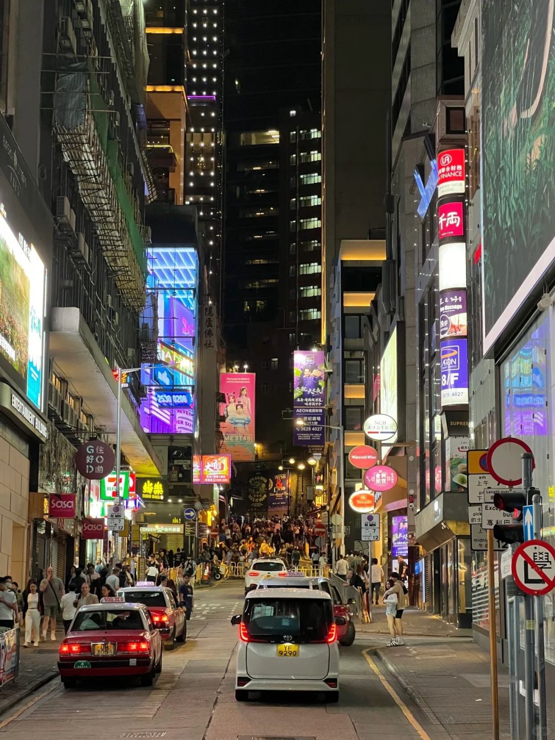 Hong kong-C Club in Lan Kwai Fong - Hong Kong's nightlife style. The first bar to introduce R&B dance music