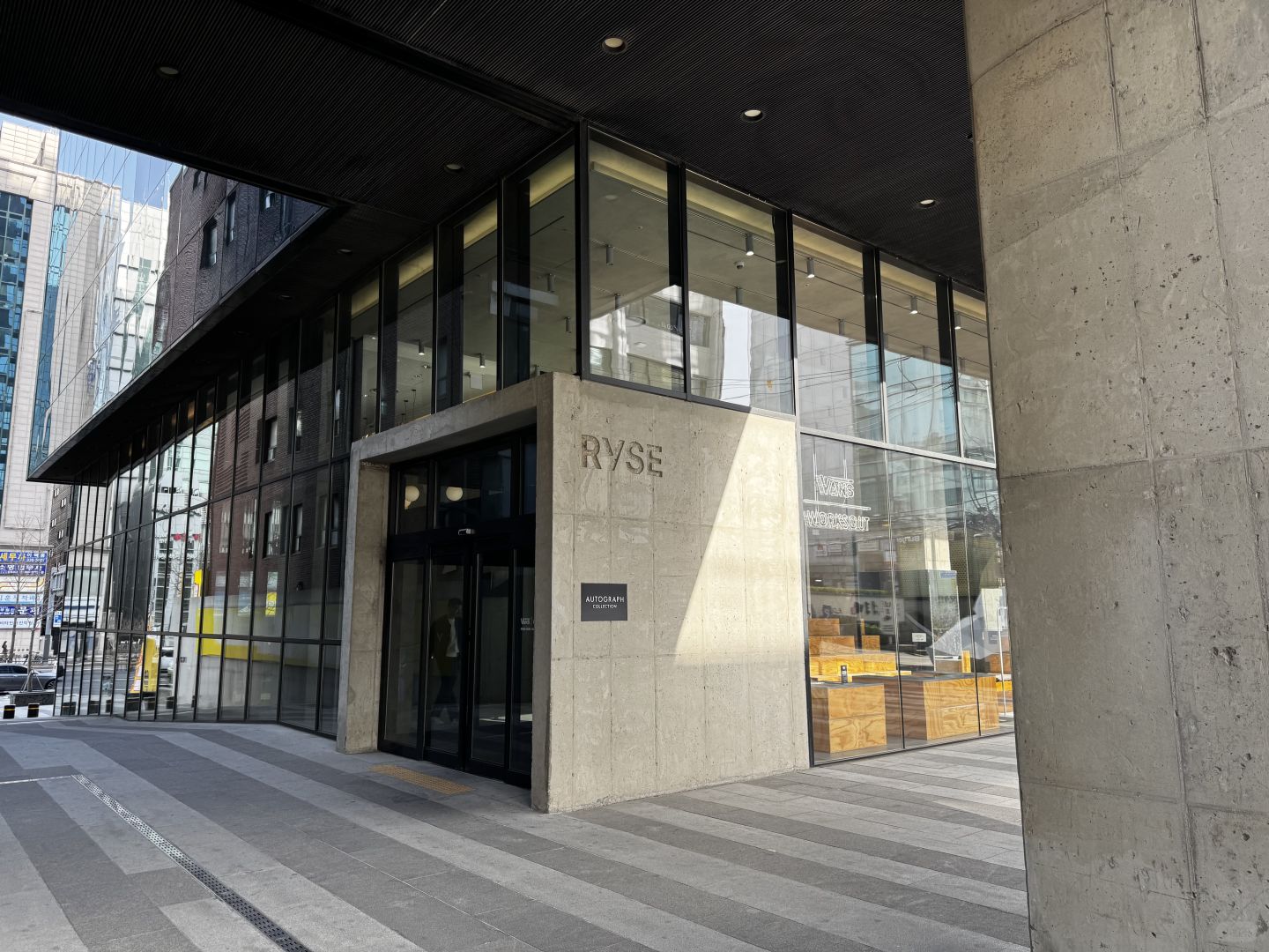 Seoul-Ryse Hotel in Hongdae, Seoul, has several good coffee shops and barbecue restaurants nearby