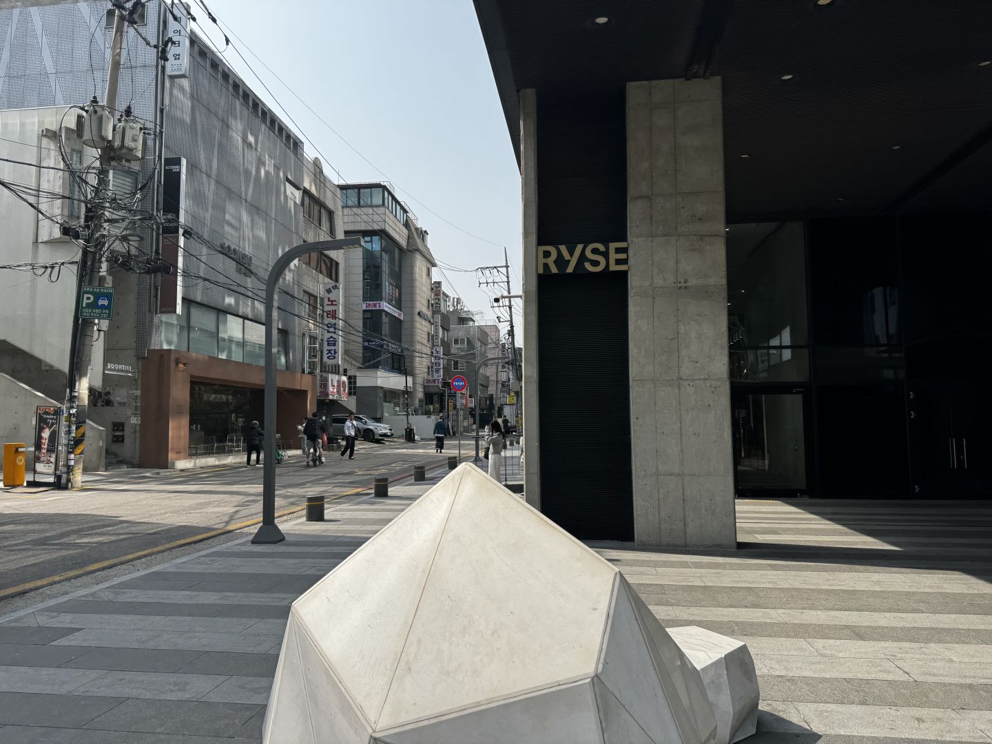 Seoul-Ryse Hotel in Hongdae, Seoul, has several good coffee shops and barbecue restaurants nearby