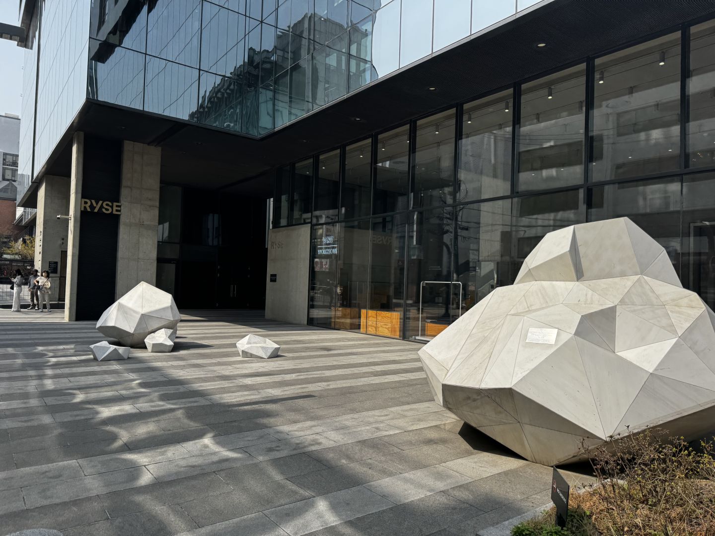 Seoul-Ryse Hotel in Hongdae, Seoul, has several good coffee shops and barbecue restaurants nearby
