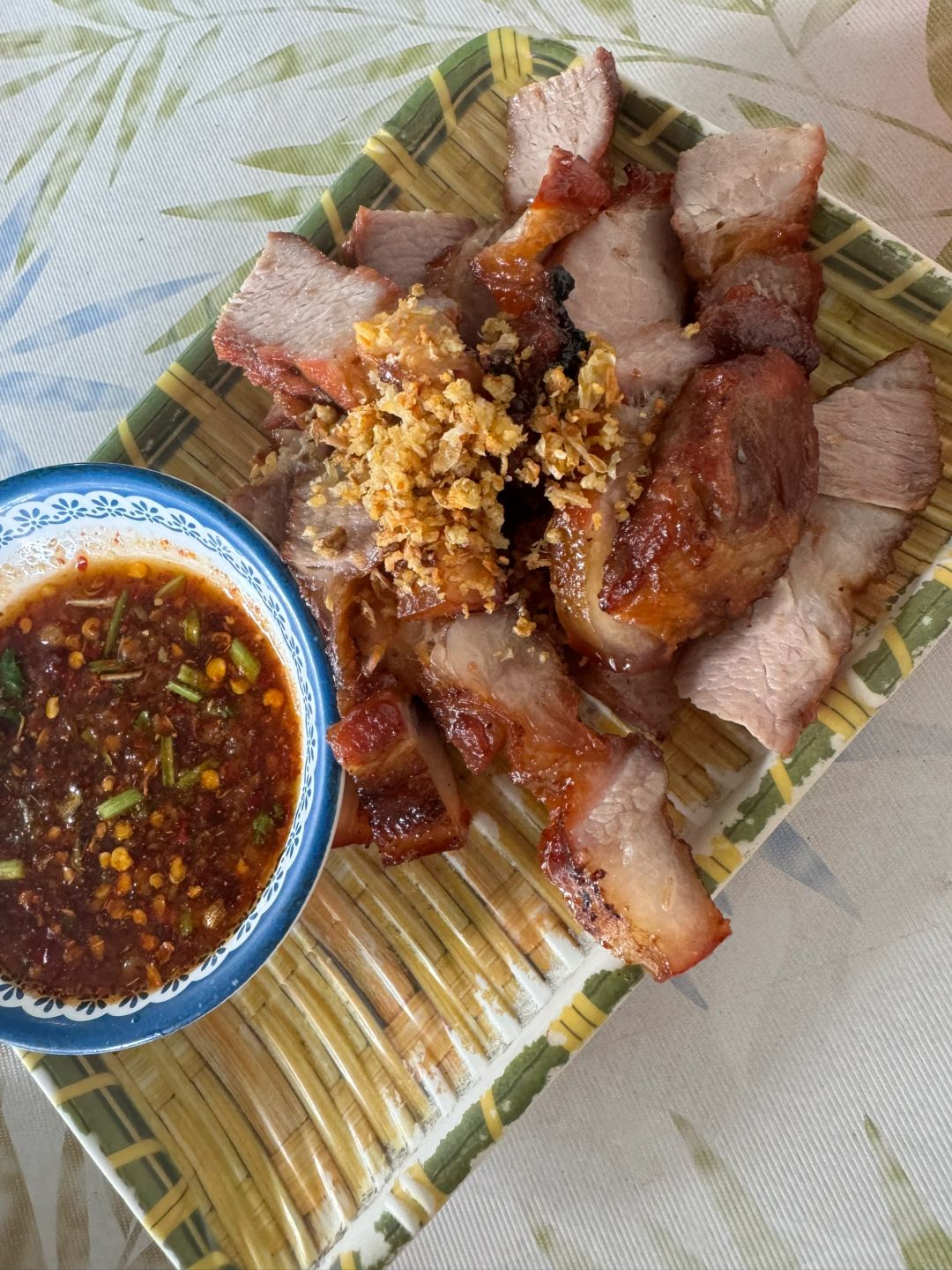 Krabi-Krabi Vogue Shopping Center roadside restaurant, charcoal grilled pork neck is very delicious