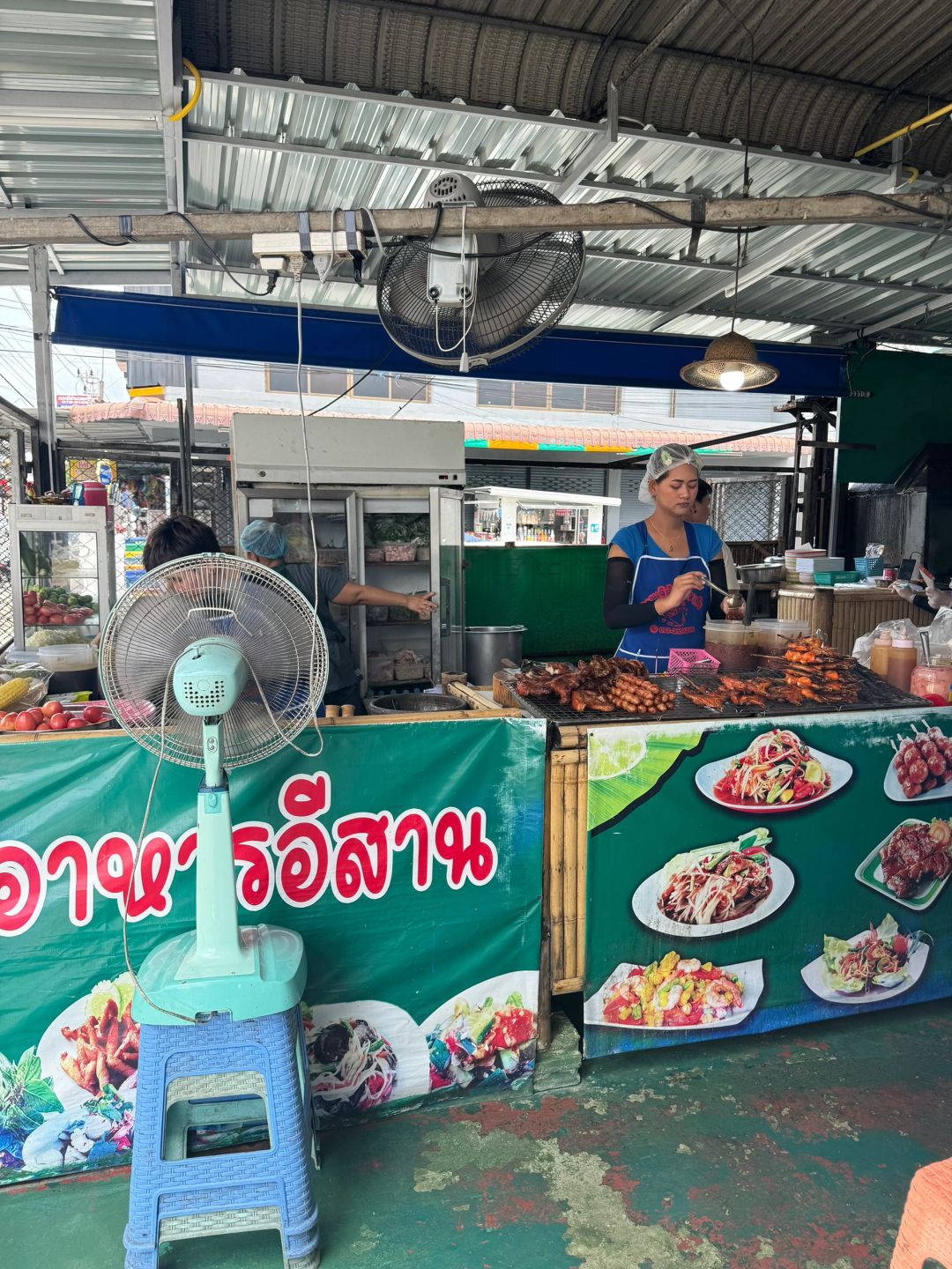 Krabi-Krabi Vogue Shopping Center roadside restaurant, charcoal grilled pork neck is very delicious