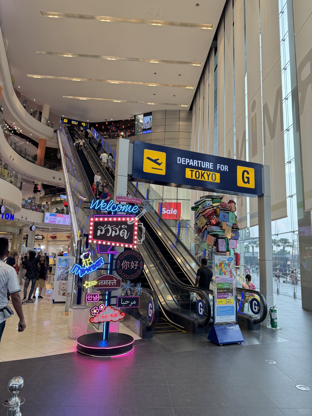 Pattaya-Pattaya Terminal 21 Shopping Mall. Eating, shopping, and playing are all available here