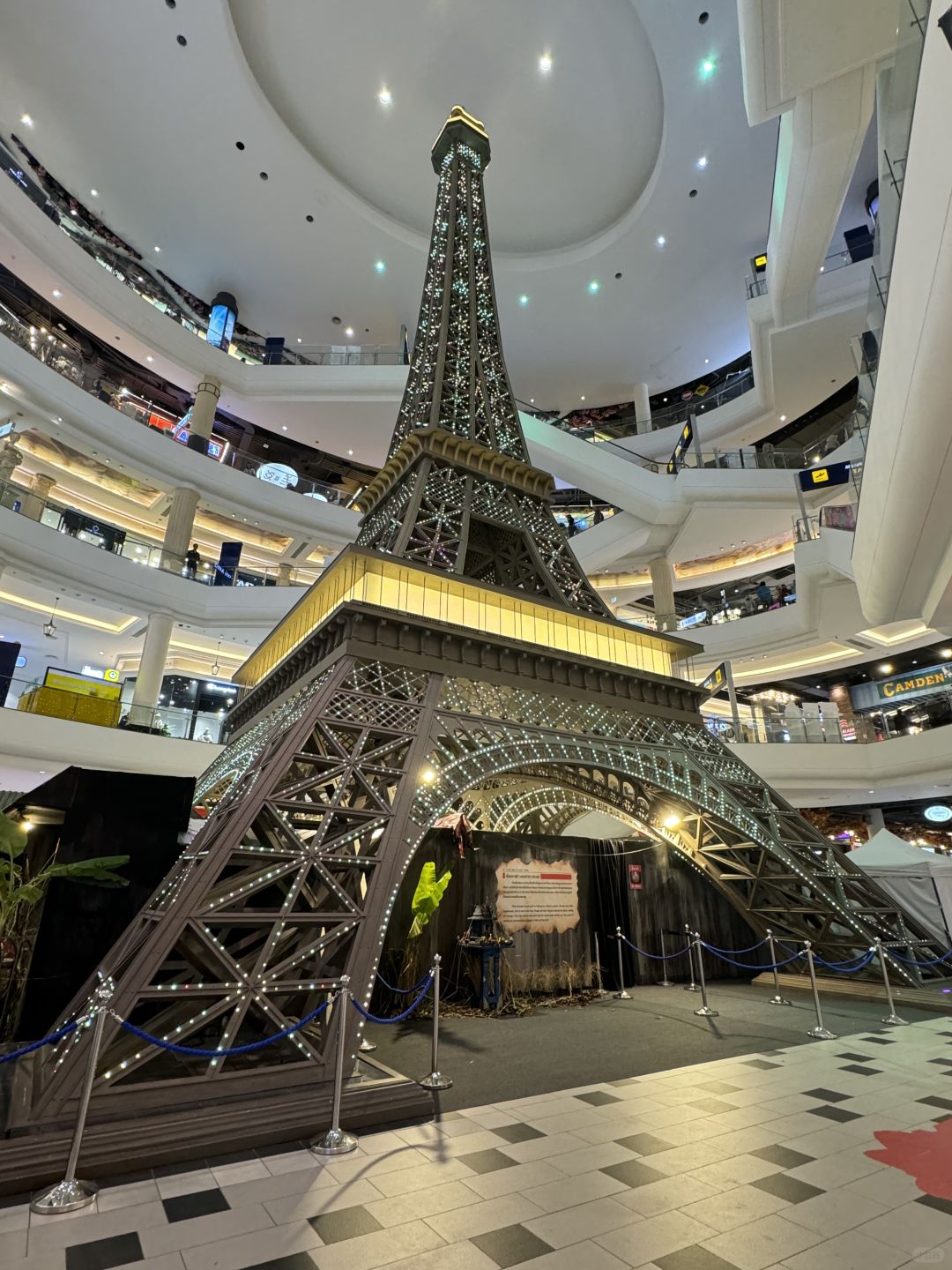 Pattaya-Pattaya Terminal 21 Shopping Mall. Eating, shopping, and playing are all available here