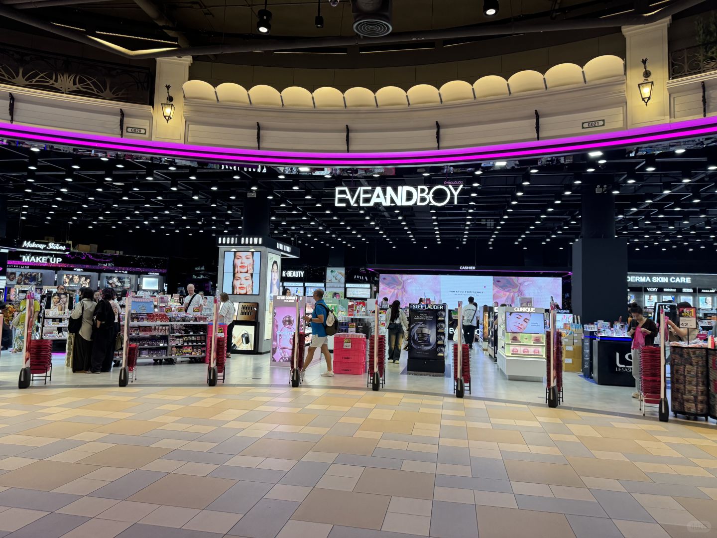 Pattaya-Pattaya Terminal 21 Shopping Mall. Eating, shopping, and playing are all available here