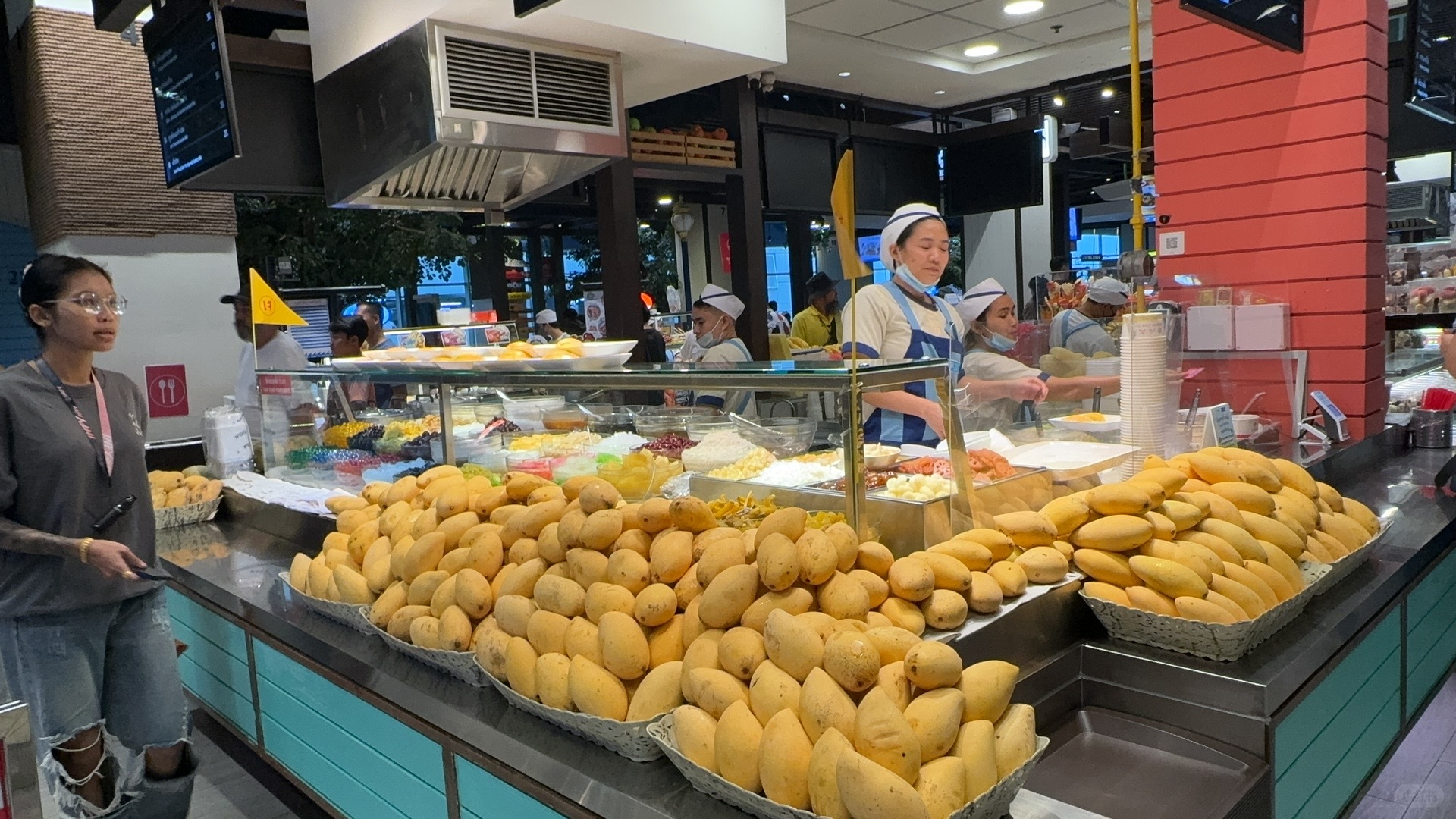 Pattaya-Pattaya Terminal 21 Shopping Mall. Eating, shopping, and playing are all available here