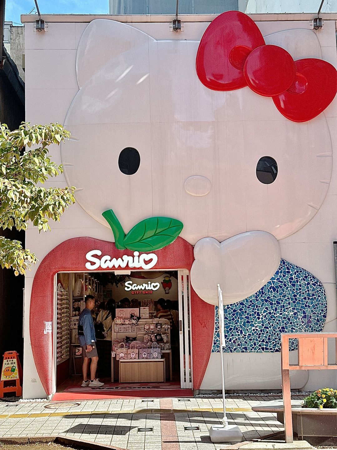 Osaka-Here comes the Japanese Hello Kitty shopping guide: Sensoji, Sanrio and Universal Studios