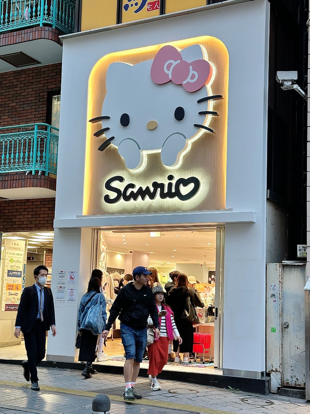 Osaka-Here comes the Japanese Hello Kitty shopping guide: Sensoji, Sanrio and Universal Studios