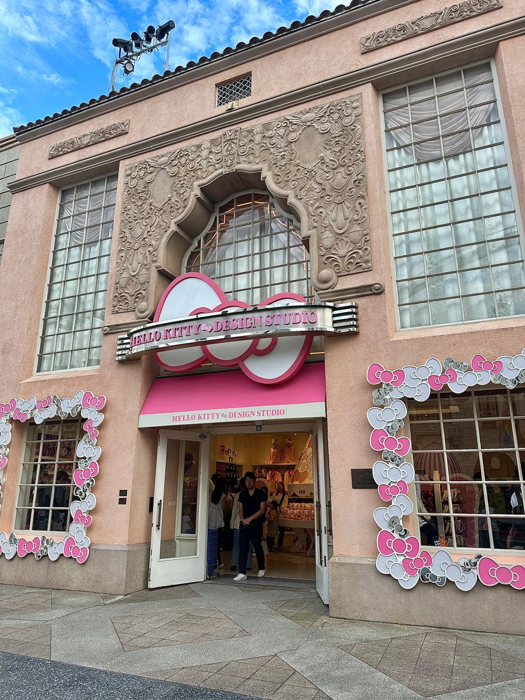 Osaka-Here comes the Japanese Hello Kitty shopping guide: Sensoji, Sanrio and Universal Studios