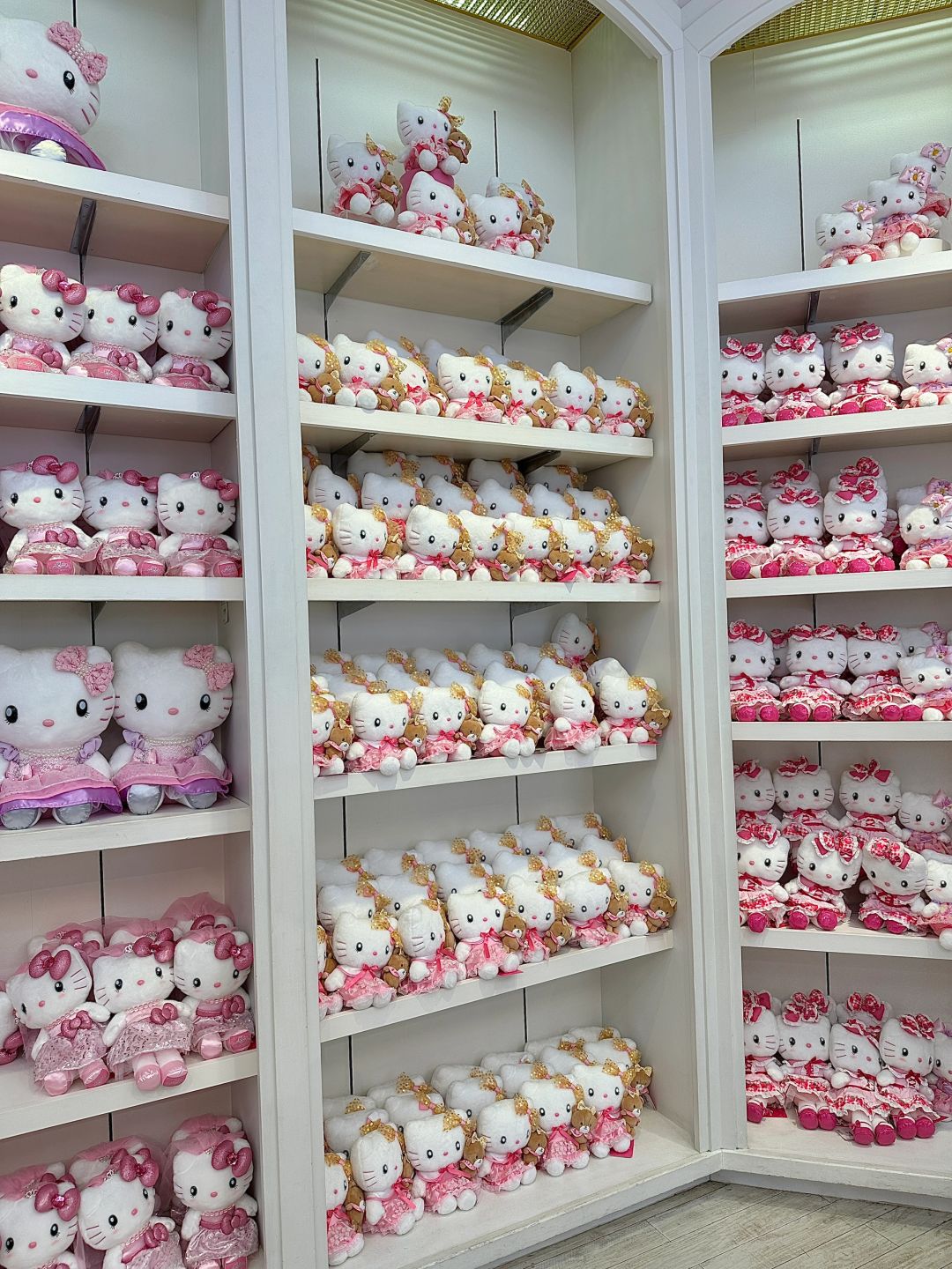 Osaka-Here comes the Japanese Hello Kitty shopping guide: Sensoji, Sanrio and Universal Studios