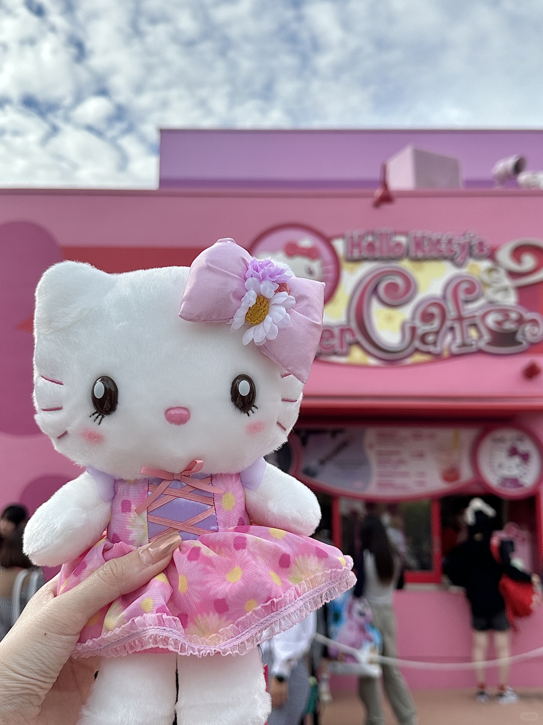 Osaka-Here comes the Japanese Hello Kitty shopping guide: Sensoji, Sanrio and Universal Studios
