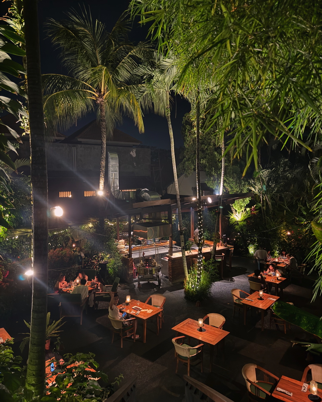 Bali-At the three-star Michelin French restaurant mozaic in Ubud, Bali, the waiter will introduce the ingredients and methods of each dish.